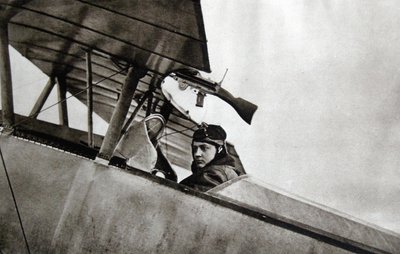 Guynemer in seinem Nieuport 10 Jagdflugzeug, 1916 von French Photographer